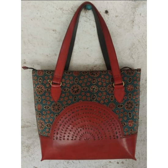 HAND MADE LEATHER SLING BAG (BIG) HAND MADE LEATHER SLING BAG (BIG)