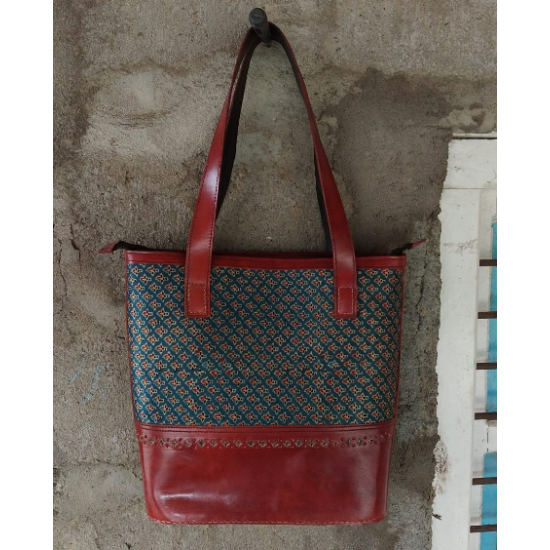 HAND MADE LEATHER SLING BAG (BIG) HAND MADE LEATHER SLING BAG (BIG)