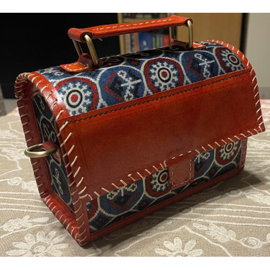 HAND EMBROIDERED LEATHER HUT BAG HAND EMBROIDERED LEATHER HUT BAG