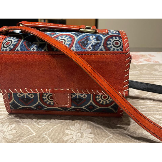 HAND EMBROIDERED LEATHER HUT BAG HAND EMBROIDERED LEATHER HUT BAG